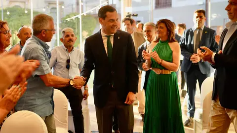 Juanma Moreno en su visita a Tarragona