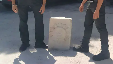 Sillar tallado recuperado por la Guardia Civil