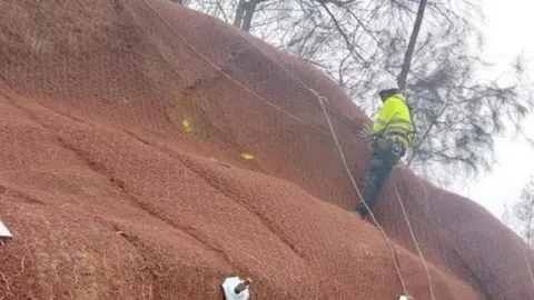 Imagen de los trabajos que se llevan a cabo en el talud de la Casa Col&oacute;n