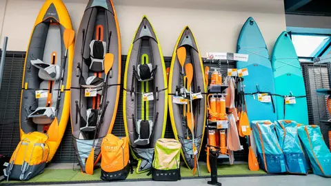 Interior de una tienda de Decathlon