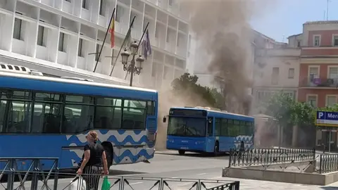 Un autob&uacute;s urbano salta en llamas en la Plaza Esteve de Jerez