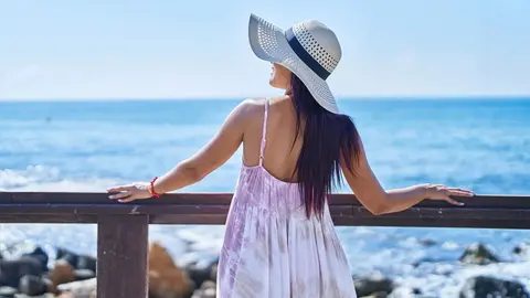 Mujer a la moda en paseo mar&iacute;timo