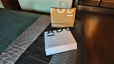 Caja y bolsa de Adolfo Dom&iacute;nguez