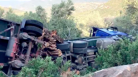 Imagen de un cami&oacute;n accidentado