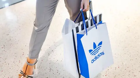 Mujer de compras en la tienda Adidas