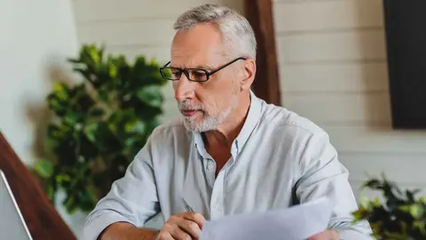 Un pensionista revisa el estado de su pensi&oacute;n de la Seguridad Social