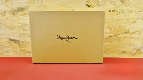 Caja de sandalias de Pepe Jeans