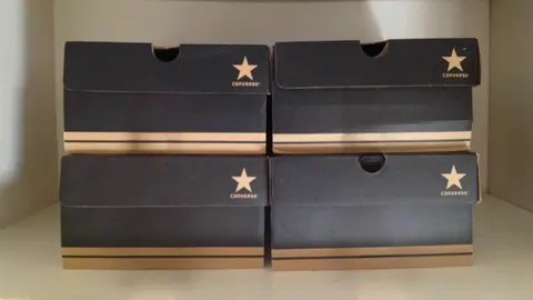Cajas de botines y zapatillas Converse