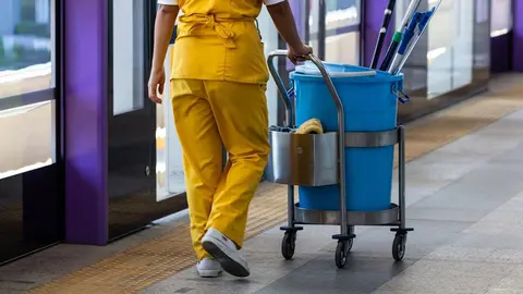 Una trabajadora de la limpieza