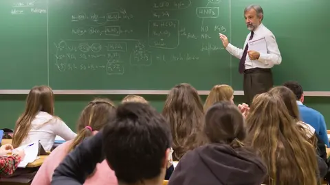 Profesor imparte clases en un colegio