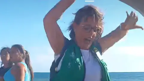 Vendedora de alegr&iacute;a con mucho arte en la Playa de la Regla