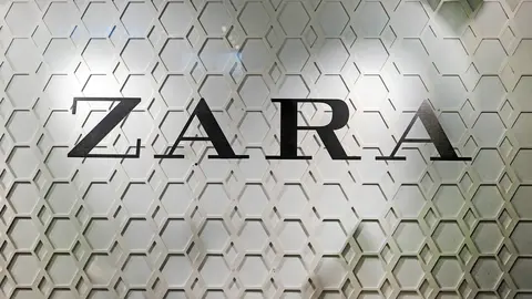 Primer plano del logotipo de la firma de moda ZARA
