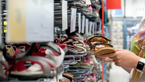 Clienta elige las sandalias que mejor se adaptar&aacute;n a su estilo de verano