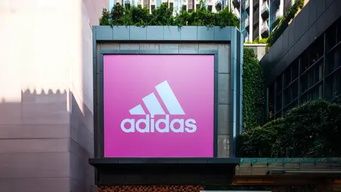 Fachada de tienda Adidas