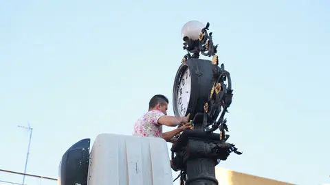 Inspecci&oacute;n del reloj del Gallo Azul | Cristo Garc&iacute;a