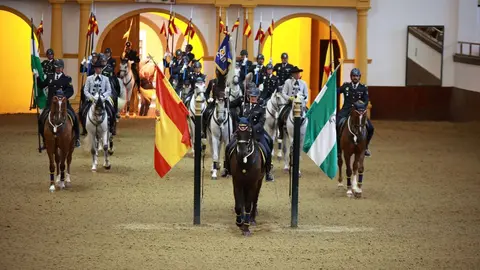 Exhibici&oacute;n de la Polic&iacute;a Nacional en la Real Escuela de Jerez | Rafa Dom&iacute;nguez