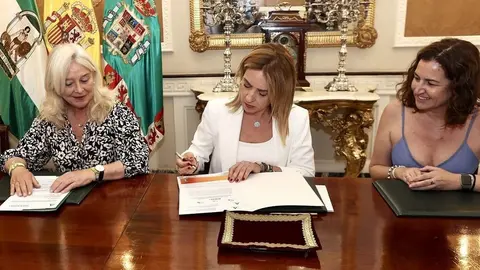 Almudena Mart&iacute;nez firmando el documento de adhesi&oacute;n