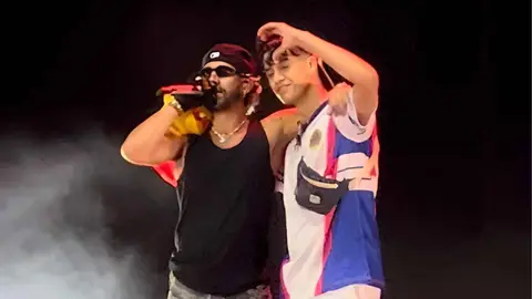 Mora sube a un fan a cantar al escenario del Puro Latino Sevilla Fest 2024 | @LaPaloneta