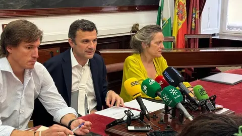 El alcalde de C&aacute;diz, Bruno Garc&iacute;a, reri&eacute;ndose a la problem&aacute;tica del Cerro del Moro | Rafa D&oacute;m&iacute;nguez