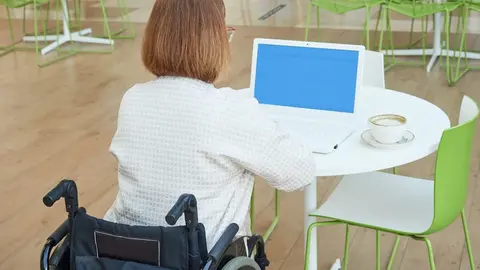 Una persona con discapacidad, en el desempe&ntilde;o de su actividad profesional