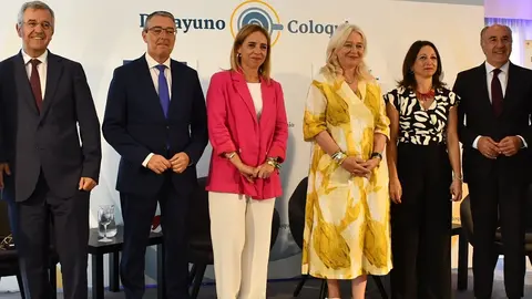La presidenta de la Diputaci&oacute;n, Almudena Mart&iacute;nez, en el centro de la imagen