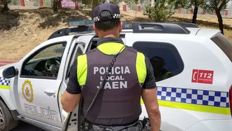 Un polic&iacute;a local realizando sus funciones en Ja&eacute;n