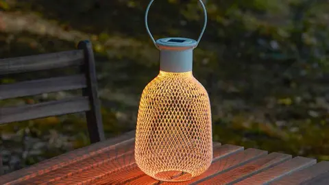 L&aacute;mpara de techo solar LED SOLVINDEN de Ikea