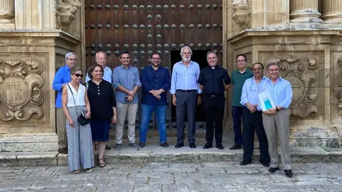 Visita de parte de la Corporaci&oacute;n Municipal a La Cartuja