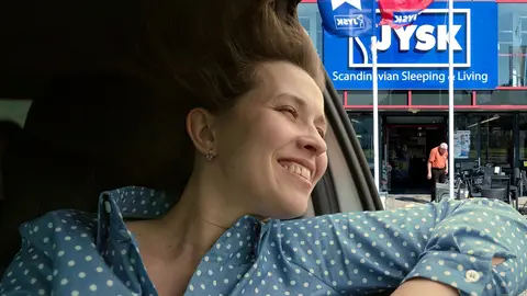 Clienta llega al aparcamiento de la tienda JYSK