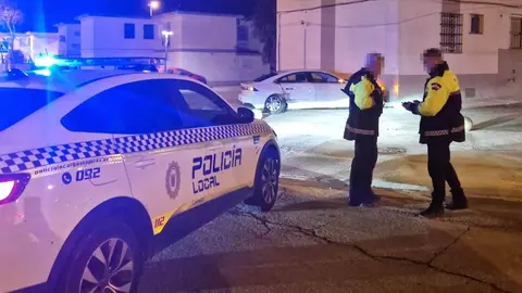 Polic&iacute;as locales, durante una operaci&oacute;n en Jerez