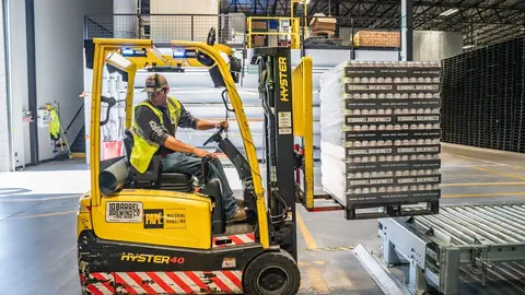 Mozo de almac&eacute;n, en pleno desempe&ntilde;o profesional