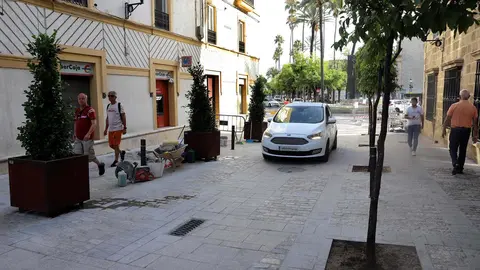 Coche circulando por la calle Torner&iacute;a