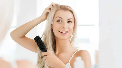 Una mujer cuida de su pelo gracias a El Corte Ingl&eacute;s