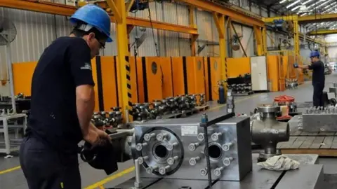 Un operario trabaja en una industria en Andaluc&iacute;a