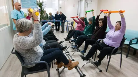 Personas mayores realizan ejercicios en un centro