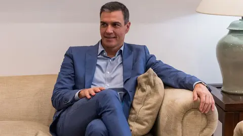 Pedro S&aacute;nchez, en un sill&oacute;n de La Moncloa (1)
