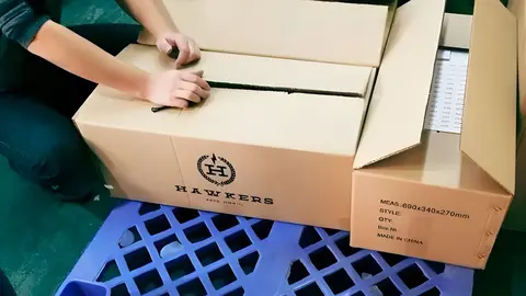 Caja de gafas de la firma Hawkers