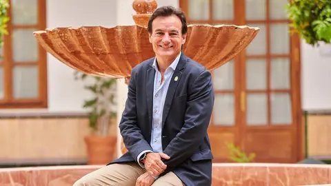 Agust&iacute;n Gonz&aacute;lez en uno de los jardines del Parlamento de Andaluc&iacute;a | Salva L&oacute;pez para El MIRA