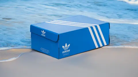 Caja de Adidas en la playa