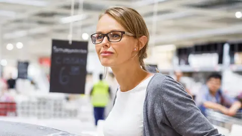 Clienta en la tienda IKEA