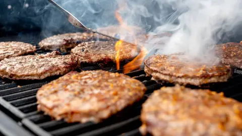 Hamburguesas cocin&aacute;ndose en la Barbacoa
