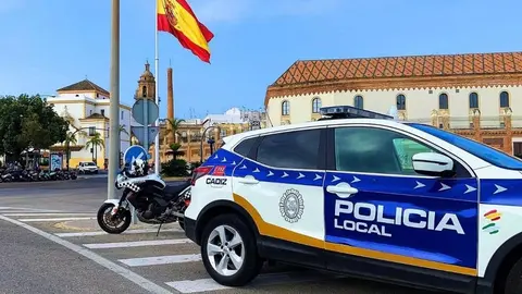 Un coche de la Polic&iacute;a Local en C&aacute;diz (1)