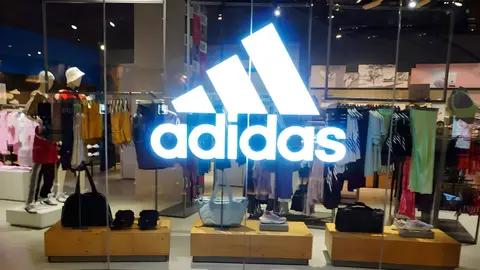 Escaparate de tienda de Adidas