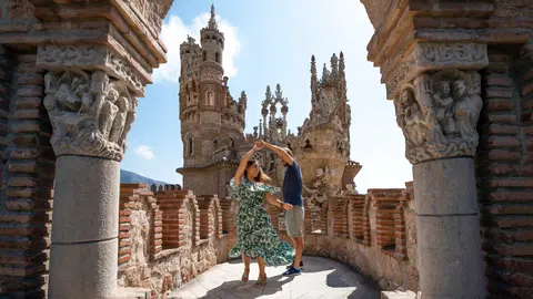 Pareja de turistas disfruta de las vistas desde el castillo en Benalm&aacute;dena, M&aacute;laga