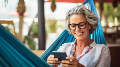 Mujer en la hamaca durante el verano en su patio