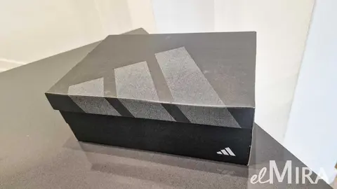 Caja de zapatillas Adidas