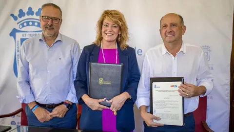 La alcaldesa de Huelva, Pilar Miranda, en el centro de la imagen