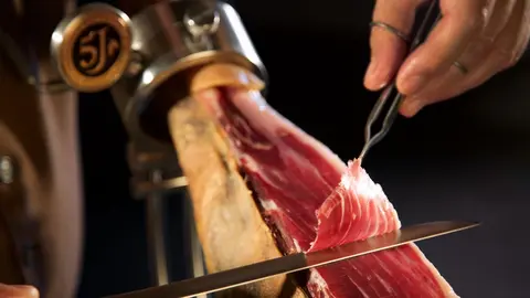 Corte de una pata de jam&oacute;n ib&eacute;rico 5J