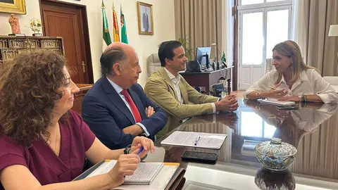 Almudena Mart&iacute;nez, junto a miembros de la Fundaci&oacute;n