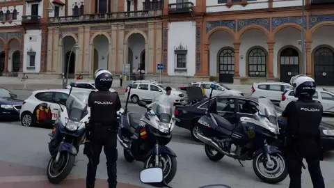 Agentes de la Polic&iacute;a Nacional en la estaci&oacute;n de trenes de Jerez